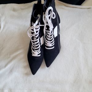 Black and white skater heel